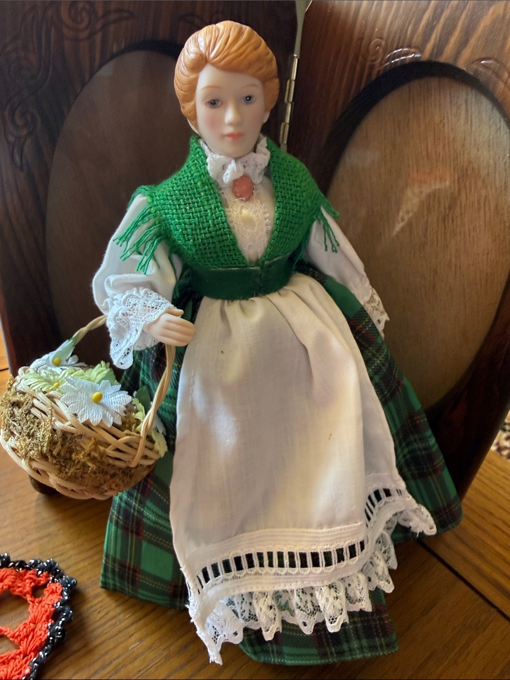 Vintage 1990 Avon Colleen Ireland Porcelain Doll w Stand& Booklet